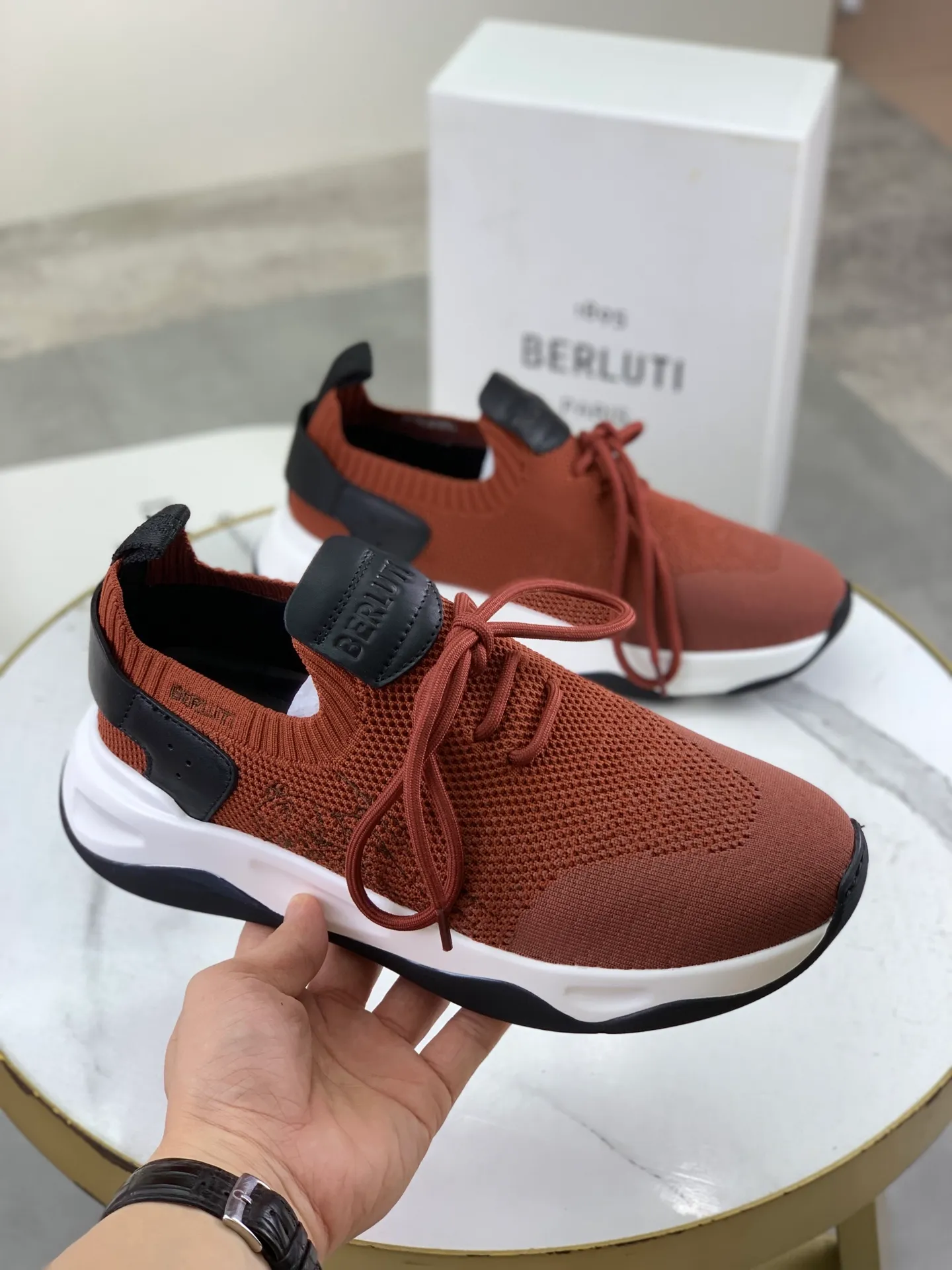 Factory price P680 💰Top purchasing quality💎💎Berlut* France's top men's shoes, the Berluti brand broke the rules in its debut and launched a new Edge shoe last. This model is hand-crafted with exquisite and fashionable fly-woven cowhide, a water-dyed cowhide lining, and an original color-blocked lightweight and wear-resistant rubber sole. This bold improvement of the iconic shoe last is of great significance to the creative work of its unique shape and edge width. On Alessandro shoes, this sharp-edged silhouette is made more see-through through Kris' bold and professional new Cloudy dyeing, making it classic and fashionable! Size: 39-45 (38 and 46 sizes can be customized)